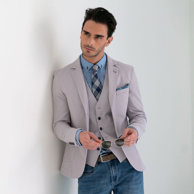 Ragazzo con gilet e giacca grigio chiaro